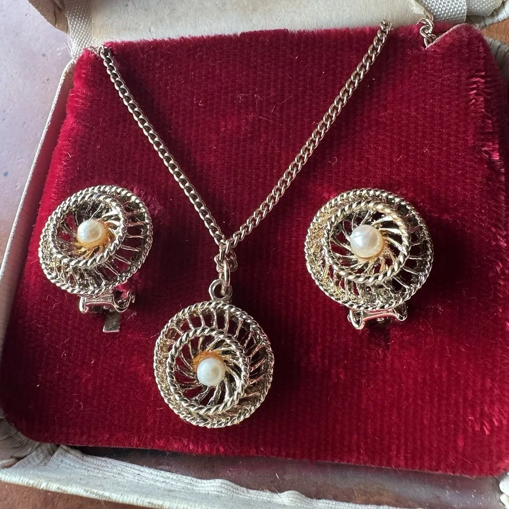 Vintage Genuine Cultured Pearl Necklace & Clip-On Earrings‎ Set in Box